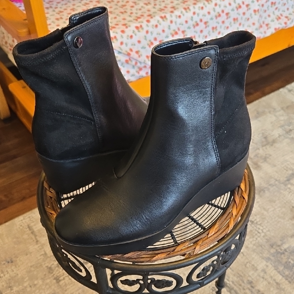 Vionic Black Leather & Suede Wedge Ankle Booties